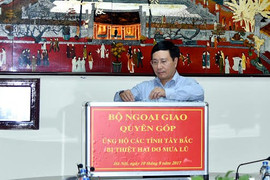 Phó Thủ tướng Phạm Bình Minh và Bộ Ngoại giao quyên góp ủng hộ nạn nhân lũ Tây Bắc