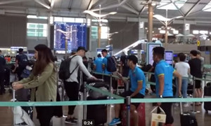 Video: Công Phượng ngã bổ nhào ở sân bay Hàn Quốc