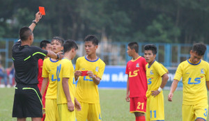 Video: U15 SLNA chơi bóng kiểu 'đao phủ', đốn gục cầu thủ U15 Viettel