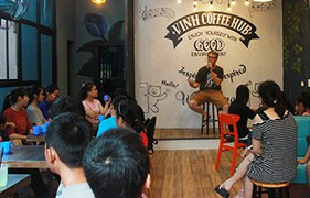 Chàng trai Mỹ mở CLB dạy tiếng Anh miễn phí thu hút hơn 100 bạn trẻ Nghệ An