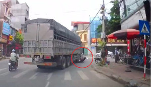 Rẽ quá nhanh, xe tải chèn ngang người phụ nữ đi xe máy
