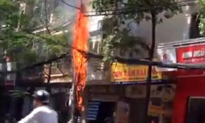 Hoảng hồn cột điện cháy nổ như pháo hoa trên phố Hà Nội