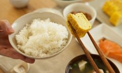 Sai lầm khi ăn cơm chan canh, hậu họa khôn lường cho sức khỏe