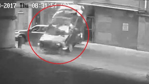 Ô tô rơi từ tầng 7 xuống đất, nữ tài xế sống sót thần kỳ