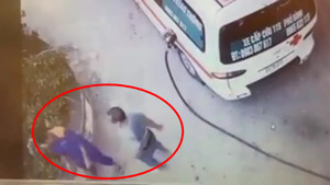 Giám đốc hãng xe vận tải đánh tới tấp nhân viên cây xăng: Công an vào cuộc