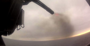 Xem thủy thủ Mỹ xả đạn từ tàu đổ bộ