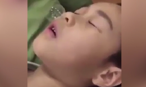 Bật cười với cậu bé có 'tài năng' đặc biệt: Thổi bong bóng khi đang ngủ