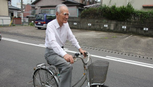 Chuyện cựu Thủ tướng Nhật không trợ cấp, đạp xe đi chợ, sống bình dị ở thôn quê