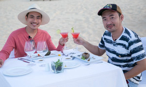 Tiến Luật tình tứ 'hẹn hò' Kiều Minh Tuấn tại biển Quy Nhơn