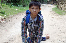 Khâm phục cậu bé đi học bằng tay sắp trở thành sinh viên