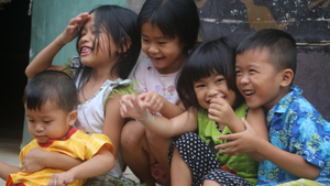 Những đứa trẻ 'khát' chữ ở xóm nhà lá giữa lòng Sài Gòn