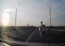 Video: Tai nạn khủng khiếp, người đàn ông thoát chết nhờ pha nhào lộn như phim