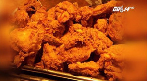 Đồ ăn nhanh làm biến đổi giới tính, chàng trai có vòng 1 như phụ nữ