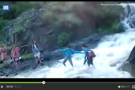 Video: Thót tin cảnh học sinh nắm tay nhau vượt sông dữ tới trường