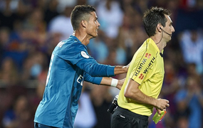 Đẩy trọng tài, Ronaldo bị phạt nặng chưa từng có