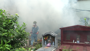 Video: Máy cao áp phun 'trắng trời' ở nghĩa trang diệt muỗi