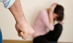 Bị người yêu đánh 'lên bờ xuống ruộng' còn hỏi nên làm gì, cô gái bị hội chị em mắng tơi tả