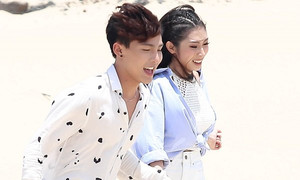Khổng Tú Quỳnh xuất hiện đầy quyến rũ, tình tứ bên trai lạ trên biển