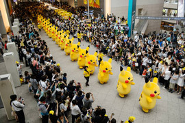 Video: Đàn Pikachu lũn cũn trên đường phố Nhật Bản