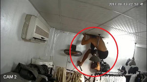 Đột nhập shop quần áo, trộm vô tình xoay camera làm lộ mánh thoát thân