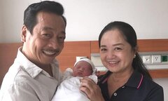 'Ông trùm' Phan Quân 'Người phán xử' hạnh phúc khoe ảnh cháu nội