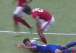 Video: Cầu thủ U22 Thái Lan ăn no đòn của U22 Indonesia