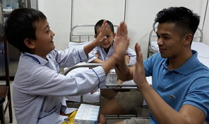 Trọng Hiếu truyền tinh thần lạc quan cho các bệnh nhi tan máu bẩm sinh