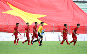 Video: Xuân Trường bất ngờ trước đại kỳ CĐV Việt Nam mang sang SEA Games