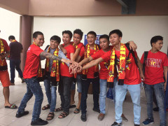 Người Việt xa xứ nghỉ làm, khách du lịch lặn lội đường xa cổ vũ U22 Việt Nam