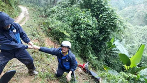 Ảnh: Giáo viên, học sinh vùng núi vượt lũ dữ, leo núi cao lay động triệu trái tim