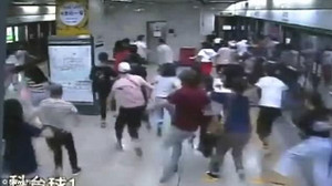 Video: Chạy vội đi làm, thanh niên khiến nhà ga náo loạn vì sợ khủng bố