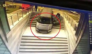 Lao ô tô xuống cầu thang, nữ tài xế thoát nạn trong gang tấc