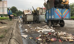 Hà Nội: Dân chặn đường, hàng trăm xe rác ngập ngụa phố xá