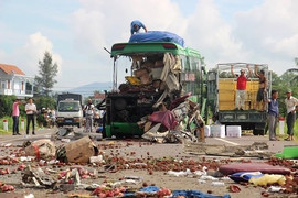 Video: Hiện trường tai nạn thảm khốc 5 người chết ở Bình Định