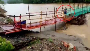 Kinh hãi lũ dữ cuốn sập cầu, một phụ nữ thoát chết trong gang tấc