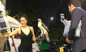 Phi Thanh Vân diện váy hở bạo, dạo phố cùng trai lạ