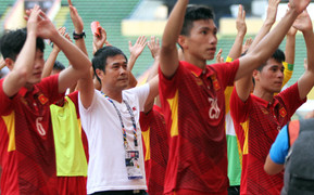 Thầy trò HLV Hữu Thắng ăn mừng kiểu Viking cảm ơn CĐV Việt Nam