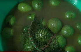 Video: Trái cây tươi bán lề đường ướp hóa chất, chủ không dám ăn