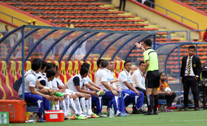 Hy hữu: Trợ lý HLV U22 Campuchia bị đuổi khỏi sân vì cầu thủ nhà đá bóng ra biên