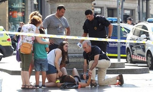 Nhân chứng khủng bố Barcelona: Xe tải lao như cán qua ruộng ngô