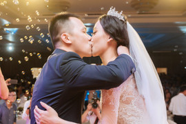Á hậu Vân Quỳnh hôn chồng say đắm trong lễ cưới