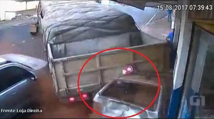 Xe tải chèn nát ô tô con, tông sầm vào cửa hàng ven đường