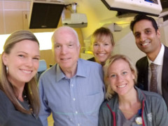 Thượng nghị sĩ John McCain hoàn thành đợt hóa trị, xạ trị đầu tiên