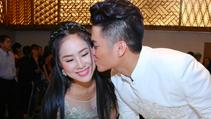 Chồng trẻ kém 7 tuổi liên tục hôn Lê Phương trong tiệc cưới ở Sài Gòn