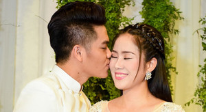 Khoảnh khắc ngọt ngào của Lê Phương và chồng trẻ trong hôn lễ