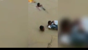 Thót tim nhìn cảnh học sinh Điện Biên vượt suối sâu đến trường