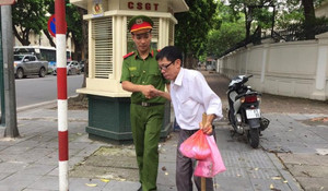 Hành động đẹp của các chiến sĩ CSGT trong Ngày truyền thống Công an nhân dân