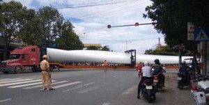 Video: Xe đầu kéo chở vật thể lạ dài 100m diễu phố khiến người dân xôn xao