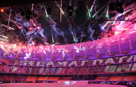 Khai mạc SEA Games 29: Pháo hoa rực trời, VĐV bay lên thắp sáng đài đuốc