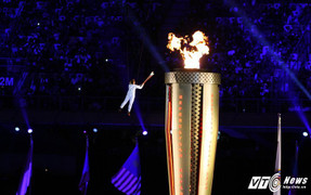 Video: Màn pháo hoa rực sắc màu tại Lễ khai mạc SEA Games 29